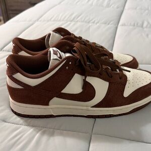 Nike Women's Brown and Cream Athletic Shoes